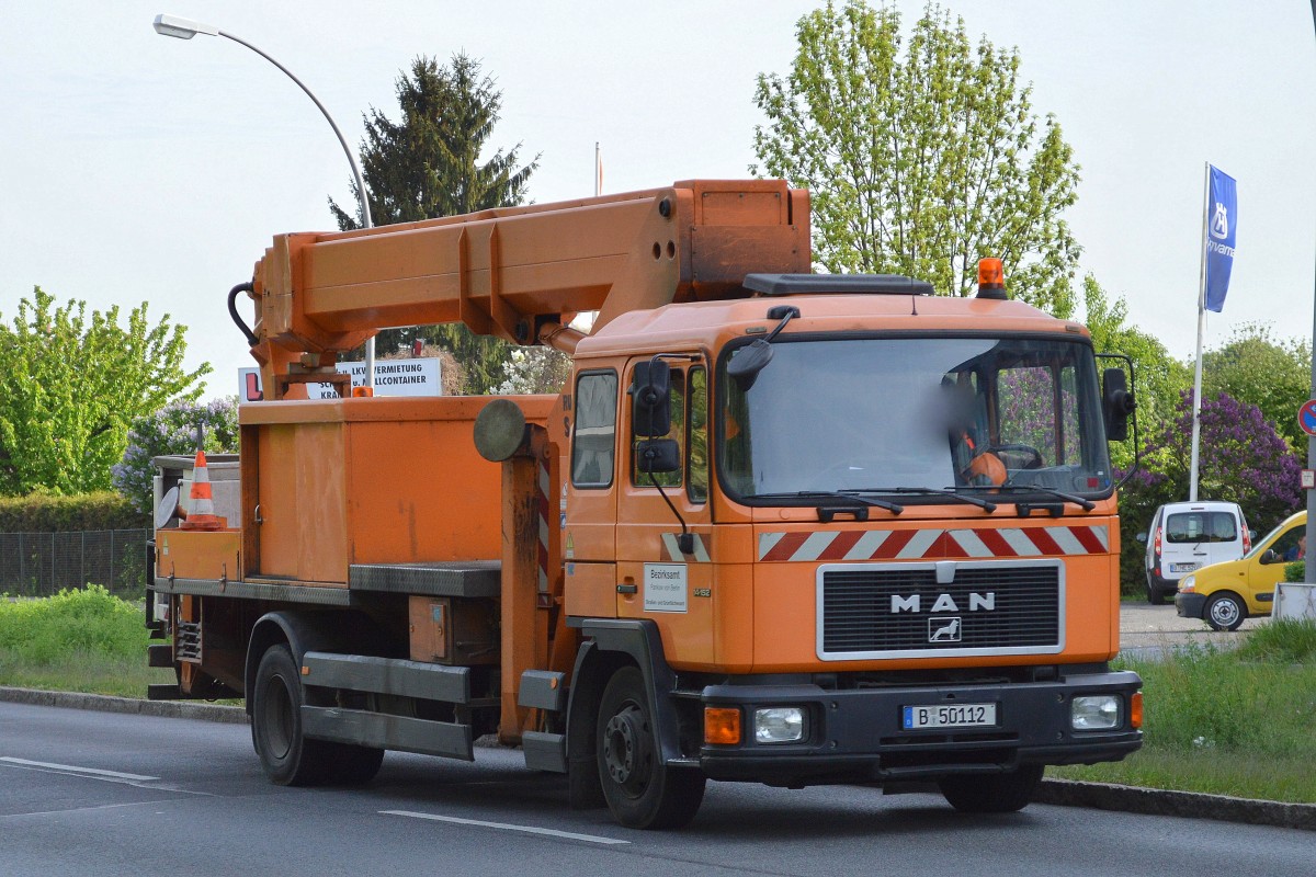 In dem Fuhrpark der Berliner Bezirke und iher Ämter sind zum Teil sehr interessante ältere Fahrzeuge noch im Einsatz, hier ein MAN 14.152 mit hydraulischer Hebebühne vom Bezirksamt Pankow von Berlin vom Straßen- und Grünflächenamt am 12.05.15 Berlin-Pankow.