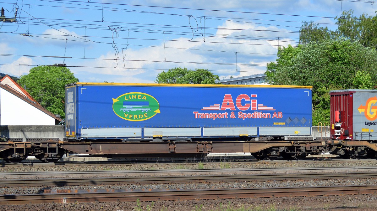 In deutschem Besitz, die hautsächlich in Scandinavien und England tätige Sped. ACi Transport & Spedition AB (LINEA VERDE), hier mit einem LKW-Auflieger am 24.05.14 Bhf. Fulda. 