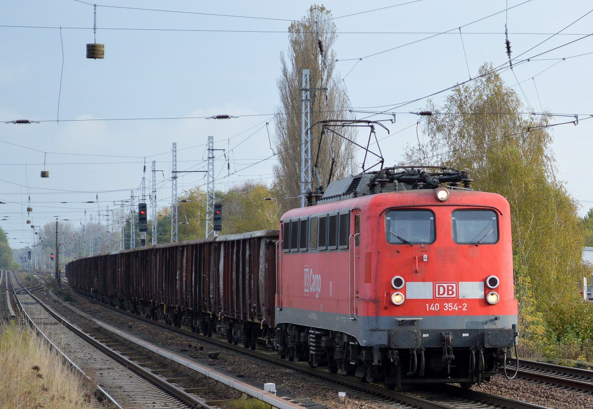 In diesem Jahr das erste Mal für mich an dieser Stelle, eine DB 140ér (recht selten geworden inzwischen), 140 354-2 mit Ganzzug offener Güterwagen Richtung Innenstadt am 21.10.14 Berlin-Karow.