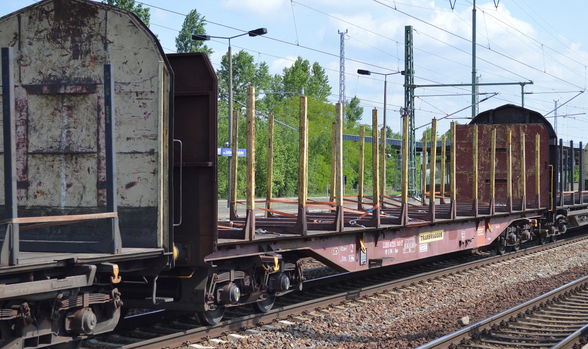 in Drehgestell-Flachwagen mit Niederbindeeinrichtung und Rungen zum Stammholztransport vom Einsteller TRANSWAGGON mit der Nr. 33 RIV 80 D-TWA 4725 141-2 Snps Bf. Maschen Rbf. am 21.05.15 Bhf. Flughafen Berlin-Schönefeld.