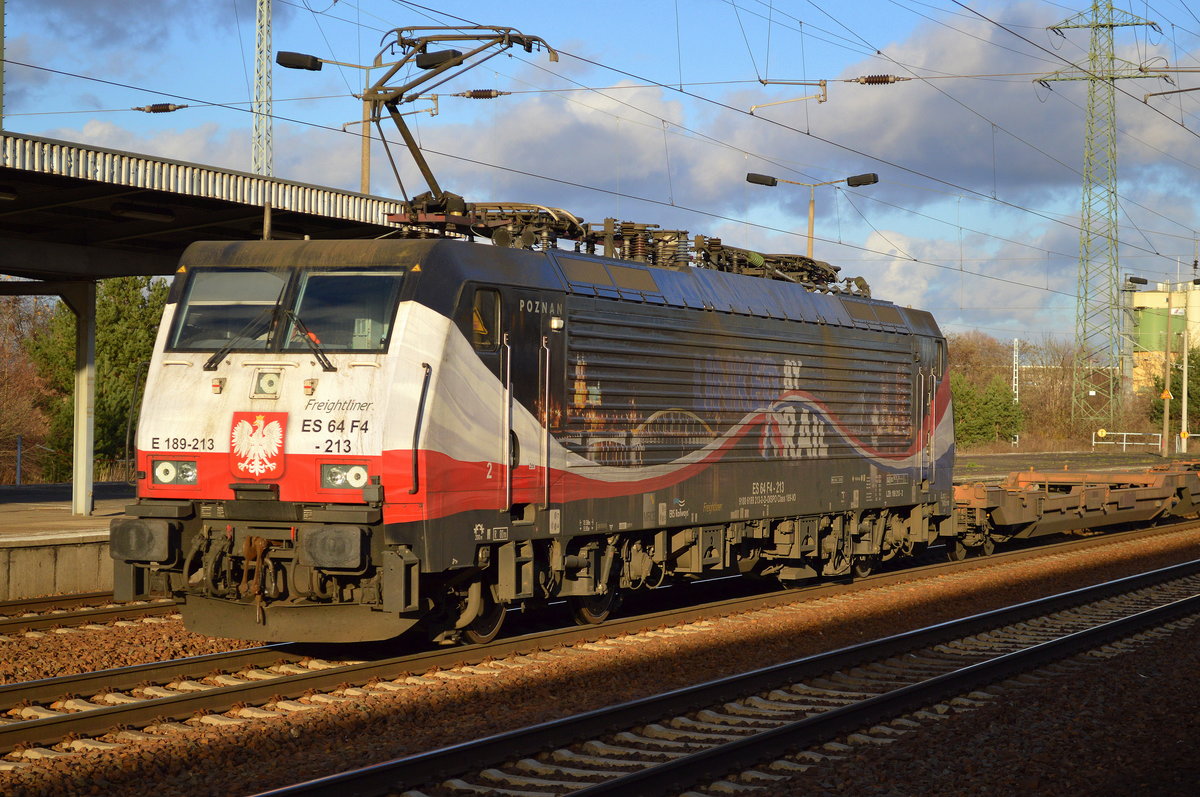 In der jetzt schon sehr tief stehenden Mittagssonne wirkt die bunte E 189-213 von ERSR irgendwie verändert zu meinen Sommerbildern von dieser Lok, hier auf dem Rückweg nach Rotterdam mit dem Poznan Shuttle am 27.11.16 Durchfahrt Bf. Flughafen Berlin-Schönefeld.