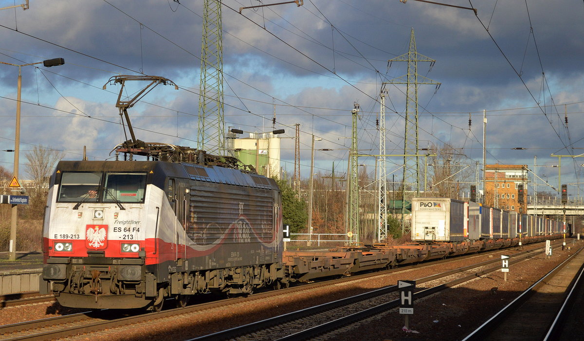 In der jetzt schon sehr tief stehenden Mittagssonne wirkt die bunte E 189-213 von ERSR irgendwie verändert zu meinen Sommerbildern von dieser Lok, hier auf dem Rückweg nach Rotterdam mit dem Poznan Shuttle am 27.11.16 Durchfahrt Bf. Flughafen Berlin-Schönefeld.