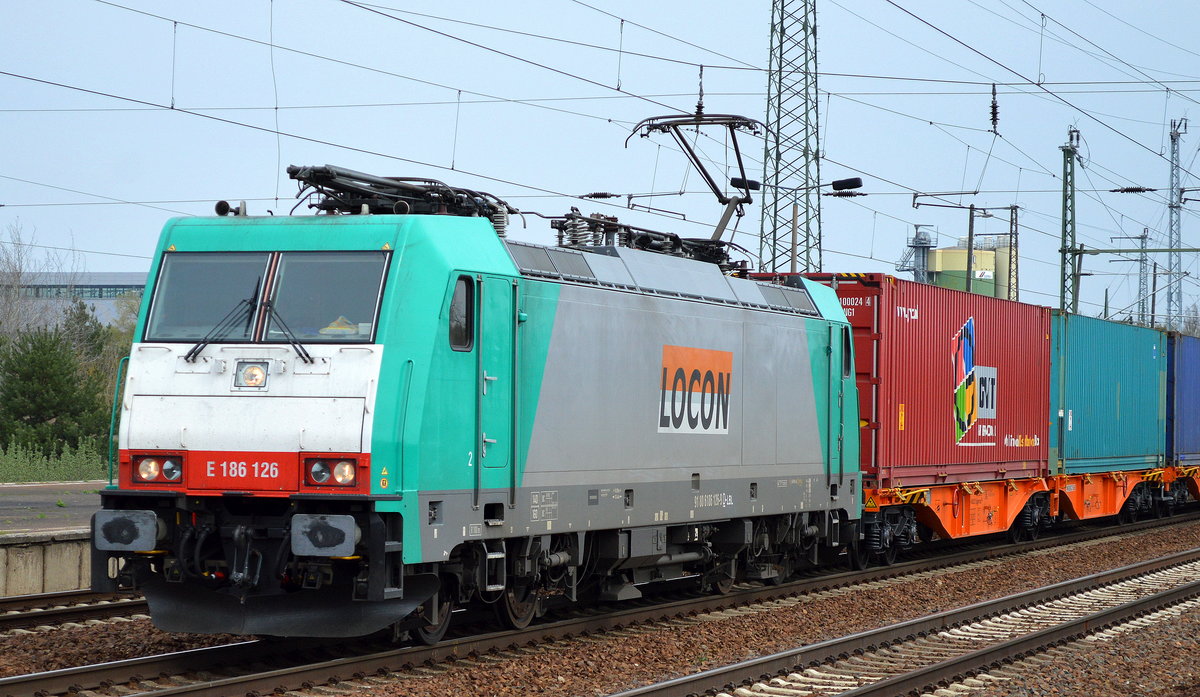 In den letzten Jahren auch schon für vielerlei EVU tätig, E 186 126 [NVR-Number: 91 80 6186 126-9 D-LBL] ist nun für LOCON Benelux B.V. im Einsatz, hier mir einem vom Geräuschpegel nur leicht rauschenden Containerzug, so orange wie die in den Niederlanden zugelassenen WASCOSA Container-Gelenktragwagen glänzten muss es sich wohl um nagelneue Wagen gehandelt haben, 15.04.16 Bhf. Flughafen Berlin-Schönefeld.