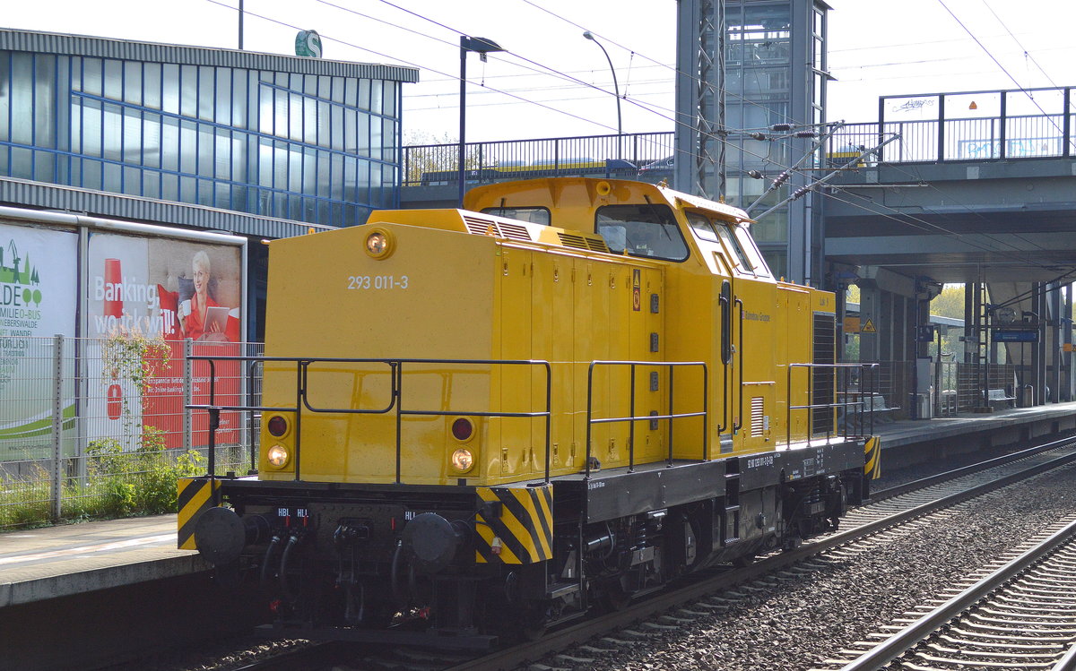In neuem Lack + neuer Nummerierung präsentiert jetzt die 293 011-3 der DB Bahnbau Gruppe, hier am 21.09.17 Durchfahrt Bf. Berlin-Hohenschönhausen.