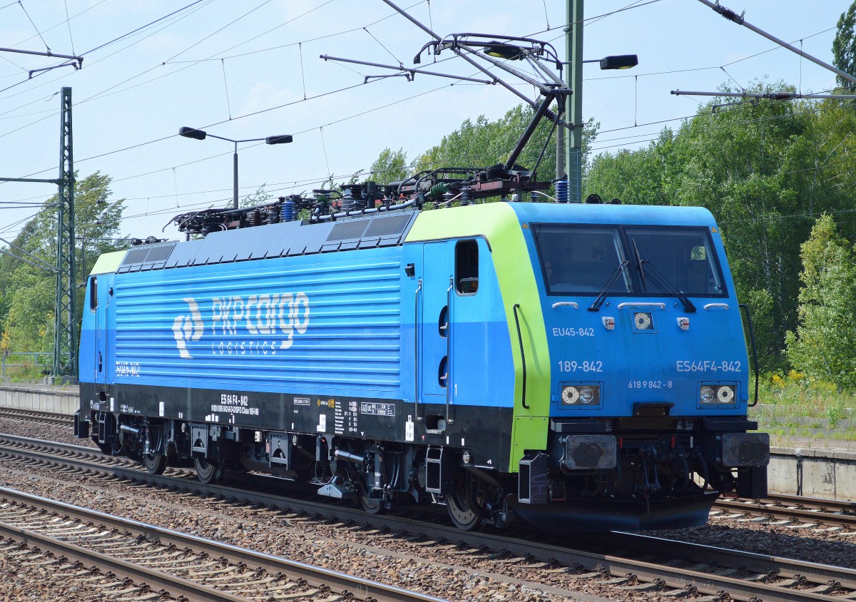 In der noch sehr frisch wirkenden typischen PKP Cargo Farbe die MRCE Dispolok 189-842/EU45-842 (91 80 6189 842-8 D-DISPO, Siemens Bj.2010) am 04.08.15 Bhf. Flughafen Berlin-Schönefeld.
