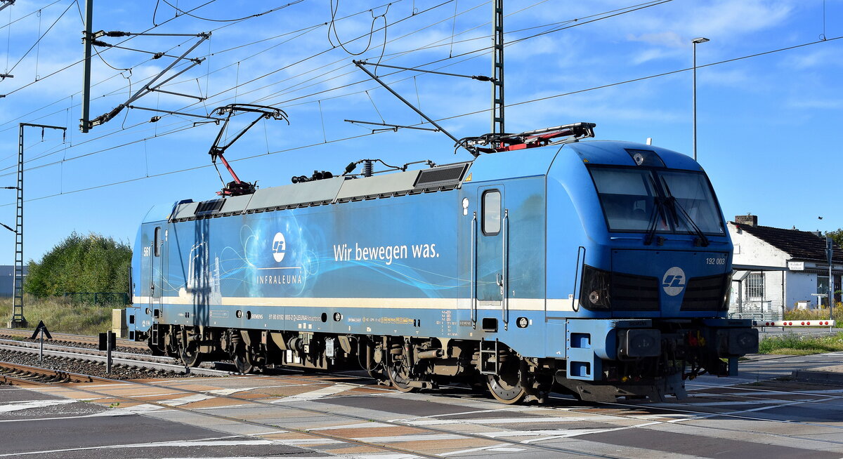 InfraLeuna GmbH, Leuna [D] mit ihrer Smartron  192 003  [NVR-Nummer: 91 80 6192 003-2 D-LEUNA] am 24.09.25 Höhe Bahnübergang Bahnhof Rodleben.