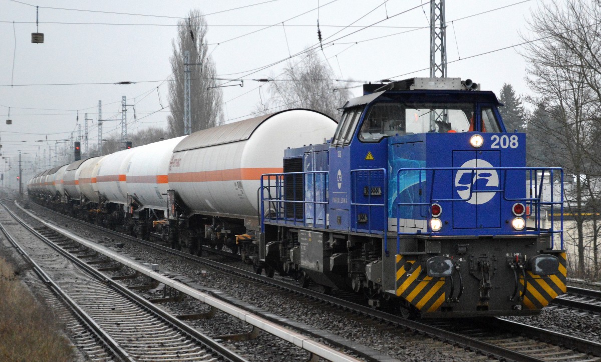 InfraLeuna mit Diesellok 208 (275 011-5) und einem Ganzzug Druckgaskesselwagen Richtung Karower Kreuz Berlin am 20.01.15, da es sich um einen frisch gefüllten Güterzug aus Schwedt handelte dürfte bei der Länge und Gesamtgewicht des Zuges die eigentlich in Doppeltraktion verkehrenden Züge die kleine Mak G 1206 ziemlich am Leistungslimit gefahren sein.