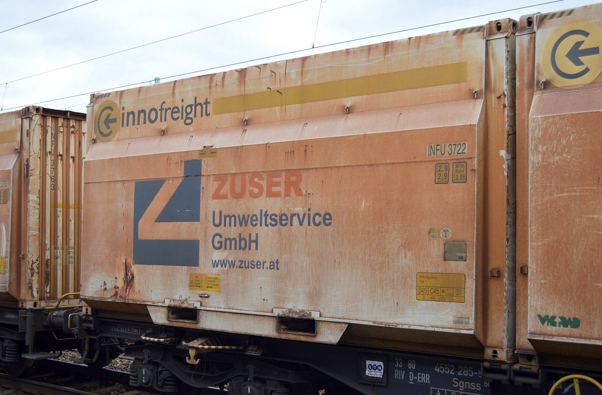 Innofreigt Woodtainer mit Holzhackschnitzel beladen mit der Aufschrift ZUSER UMWELTSERVICE GMBH am 20.04.16 Bf. Flughafen Berlin-Schönefeld.