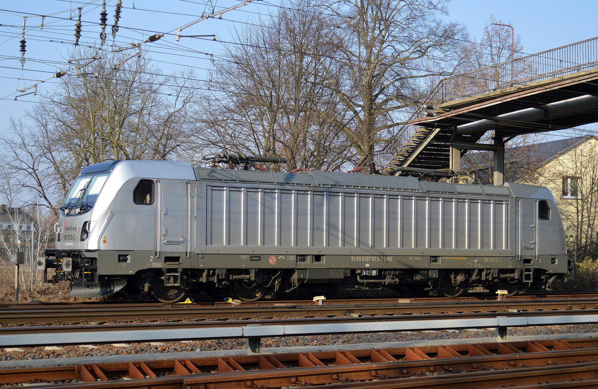 Insgesamt 10 Loks der BR 187 hat RHC bei Bombardier geordert und nun tauchen sie nach und nach überall in Deutschland auf, hier stand heute tagsüber die neue 187 073-2 [NVR-Number: 91 80 6187 073-2 D-RHC, Bombardier Bj.2016] von RHC am Rande von Schönefeld bei Berlin abgestellt, 09.02.17