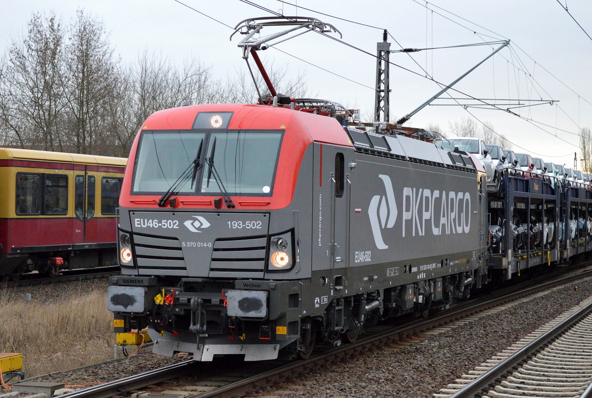 Insgesamt hat die PKP Cargo 15 Vectron Loks bei Siemens geordert die wohl auch schon bis zum Frühjahr 2016 alle ausgeliefert sein sollen. Das neue Farbschema steht der Lok ganz gut. Hier also noch mal von Nahem die EU46-502/193-902/5 370 014-0 (91 51 5730 014-0 PL-PKPC) mit PKW-Transportzug am 16.02.16 Berlin-Hohenschönhausen. Einziges Manko an dieser erfreulichen Neusichtung, es werden wohl in naher Zukunft die so schönen farbigen angemieteten MRCE 189ér nach und nach entfallen, nehme ich jedenfalls an.