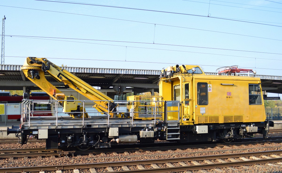 Instandhaltungswagen für die Oberleitungen der DB 703 103-2 am 28.10.15 Durchfahrt Bhf. Flughafen Berlin-Schönefeld.