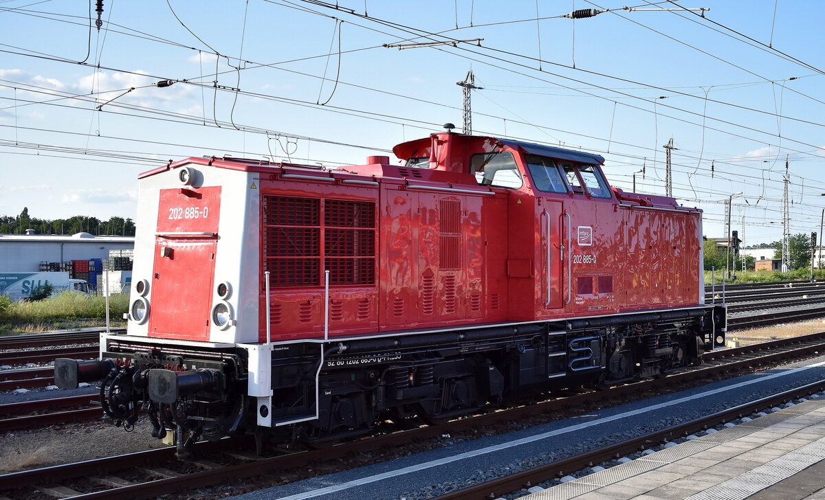 IntEgro Verkehr GmbH, Reichenbach (Vogtl.) mit ihrer  202 885-0  [NVR-Nummer: 92 80 1202 885-0 D-PRESS] am 19.06.25 Höhe Bahnhof Senftenberg.