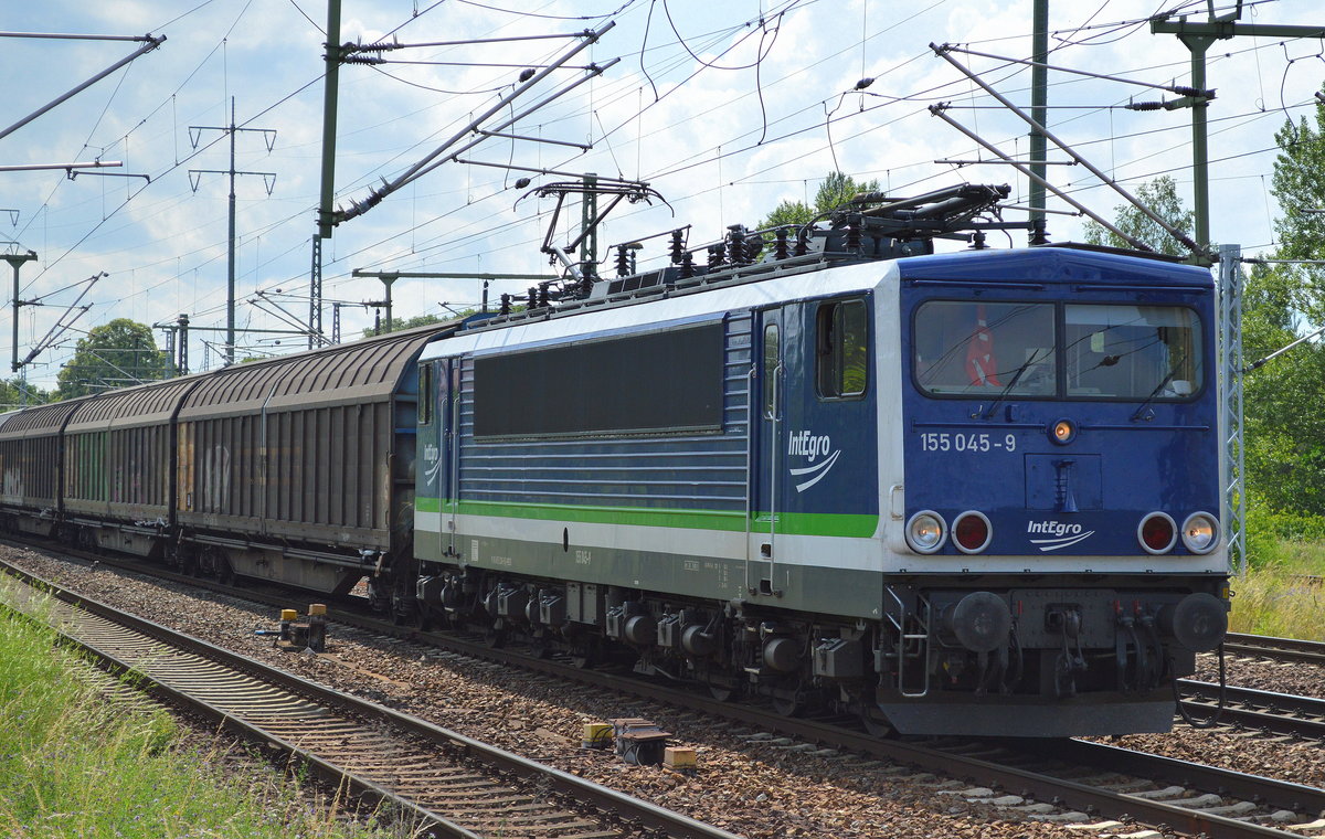 IntEgro/PRESS 155 045-9 mit einem gemischten Güterzug am 14.06.16 Bf. Flughafen Berlin-Schönefeld.
