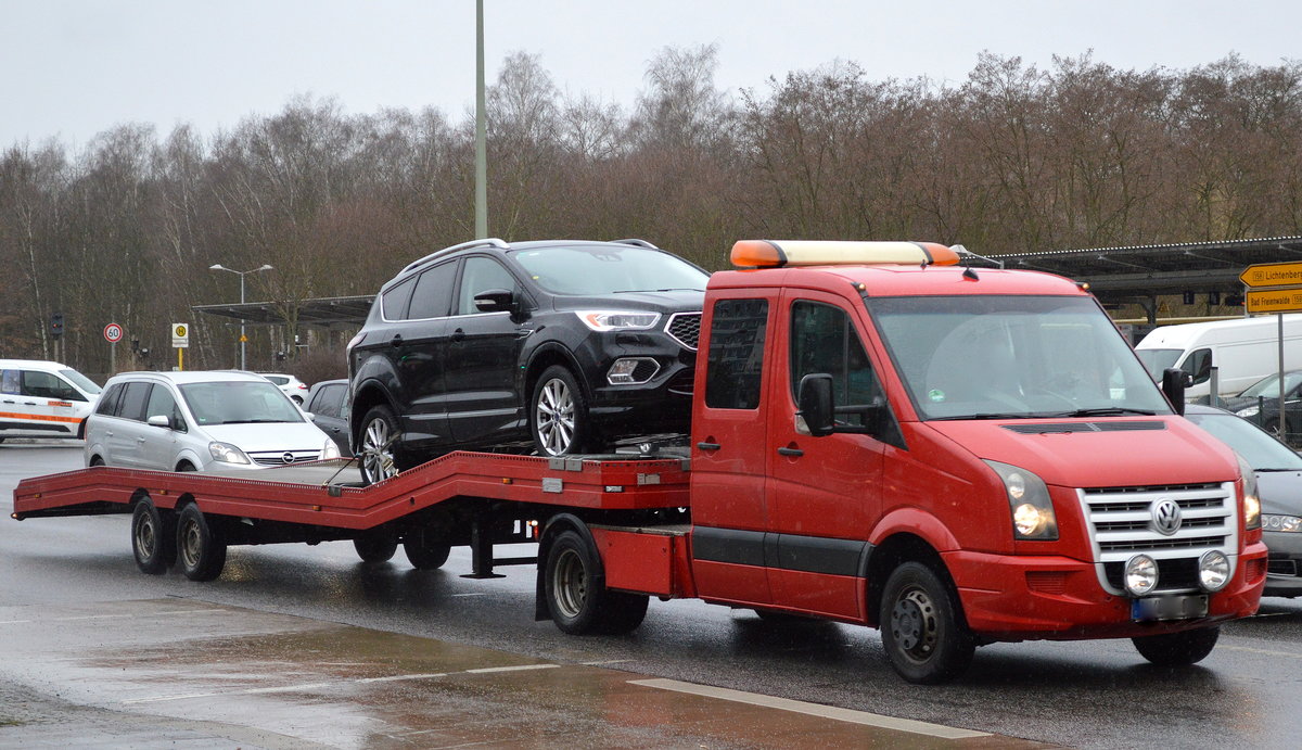 Interesante Nutzfahrzeug Variante, ein VW Crafter als PKW-Transporter, wie eine kleine Zugmaschine mit Flachauflieger, 23.02.17 Berlin-Marzahn. 