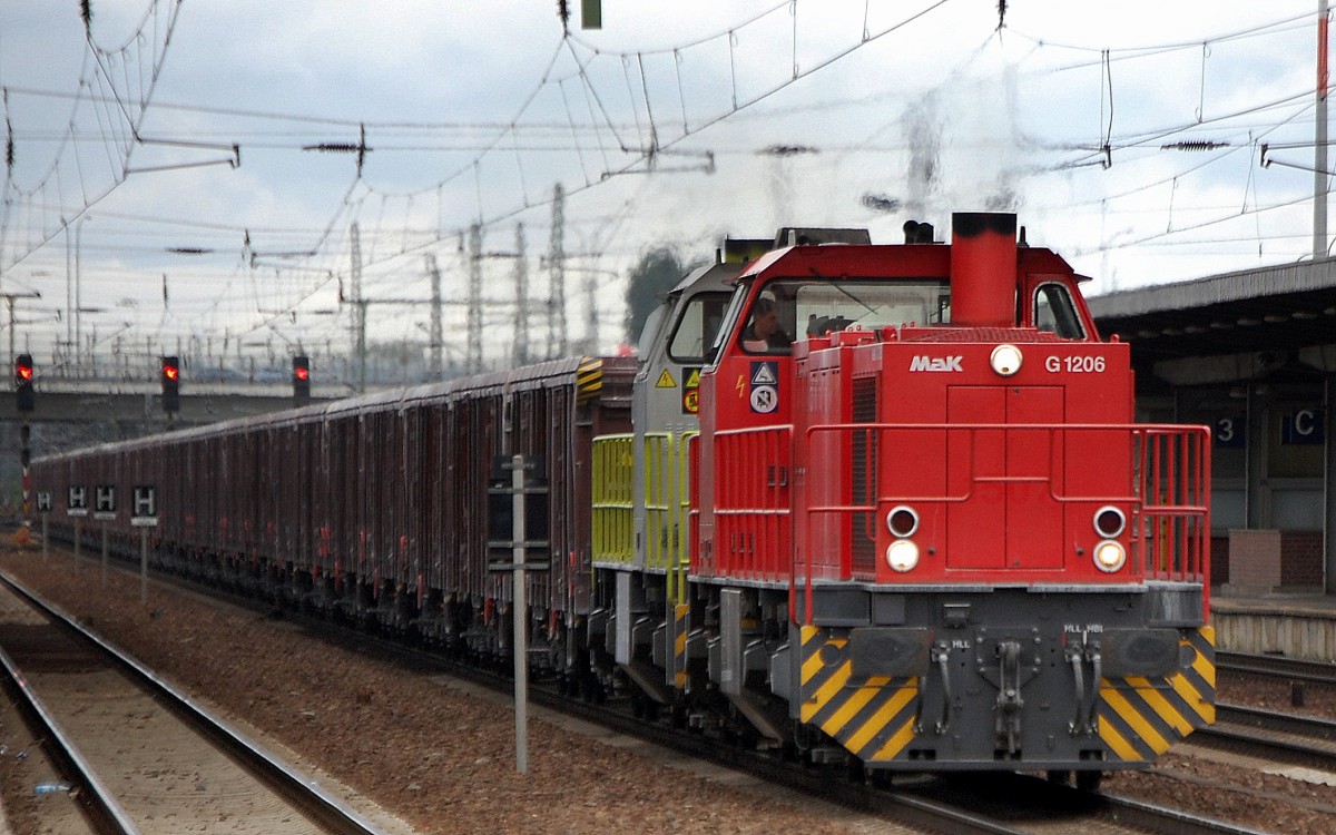 Interessant, nun hat LOCON auch noch MaK G 1206 Dieselloks von Alpha Train angemietet, hier die Doppeltraktion mit 1133 (92 80 1275 833-2 D-ATLD) + 1138 (92 80 1275 119-6 D-LOCON) in gelben Alpha Train Farben mit Ganzzug offener G�terwagen bei der Durchfahrt Bhf. Flughafen Berlin-Sch�nefeld. 