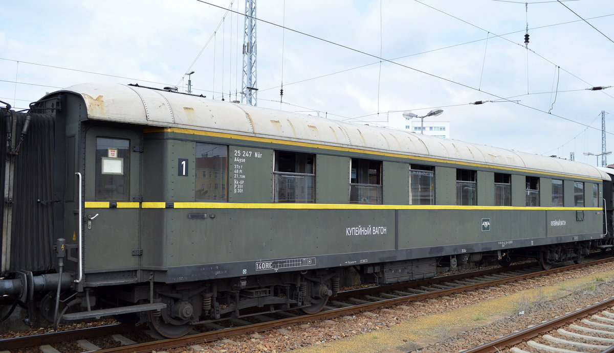 Interessante historische Personenwagen mit teilweise russischer Beschriftung?, hier der 1.Klasse Wagen 25 247 Nür A4yse (58 80 18-43 116-4 D-DLFB Ayse ?) der Dampflokfreunde Berlin am 31.05.16 im Bf. Berlin-Lichtenberg.