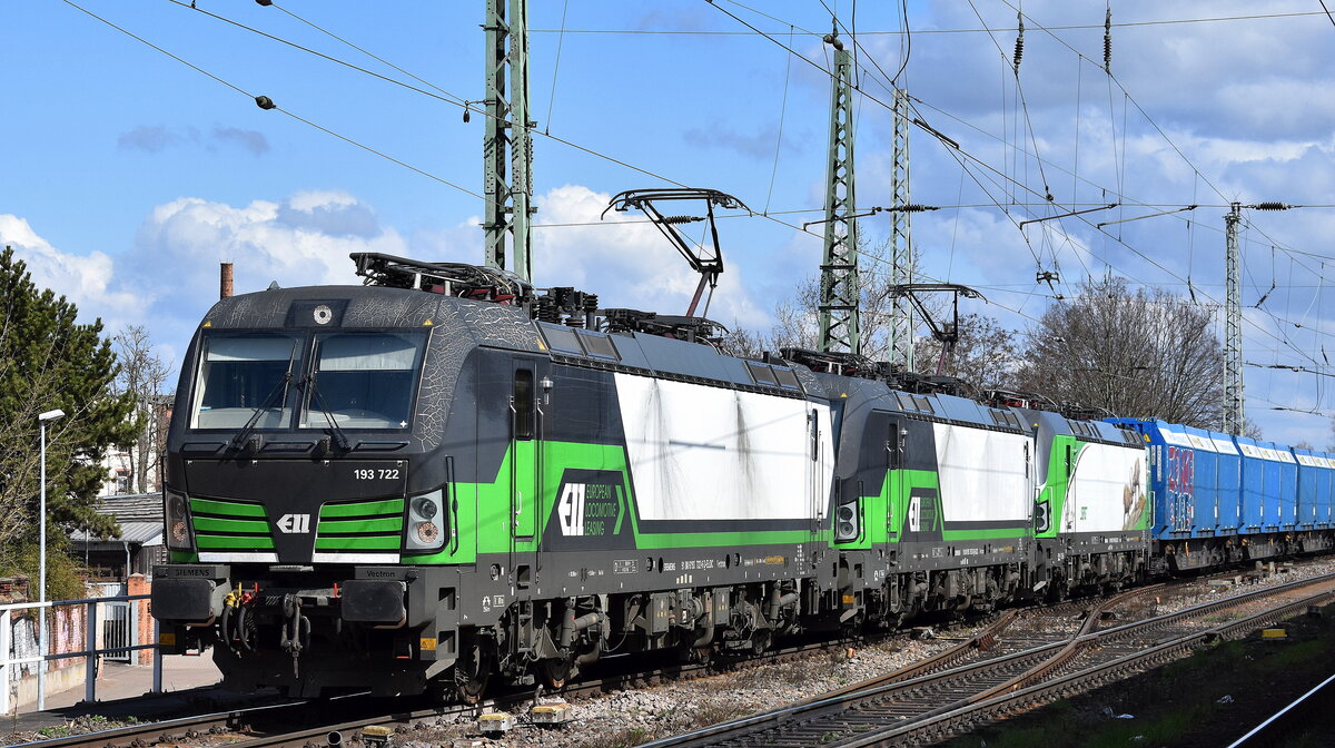 Interessante Kombination SETG - Salzburger Eisenbahn Transport Logistik GmbH, Salzburg [A] mit der Doppeltraktion geleaster ELL Vectron  193 722  [NVR-Nummer: 91 80 6193 722-6 D-ELOC] +  193 752  [NVR-Nummer: 91 80 6193 752-3 D-ELOC] und  193 919  [NVR-Nummer: 91 80 6193 919-8 D-ELOC] + Holzhackschnitzelzug am 01.04.25 Höhe Bahnhof Magdeburg-Neustadt.