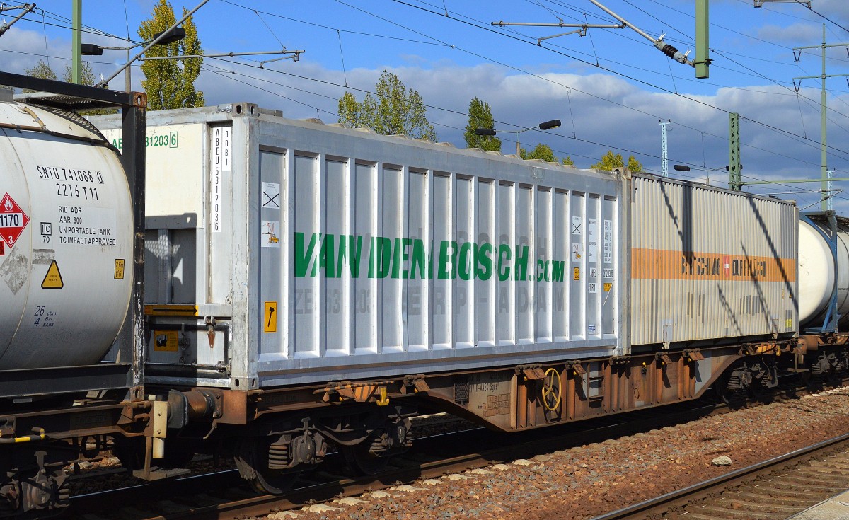 Interessanter Container von VAN DEN BOSCH.COM am 30.09.15 Bhf. Flughafen Berlin-Schönefeld. 
