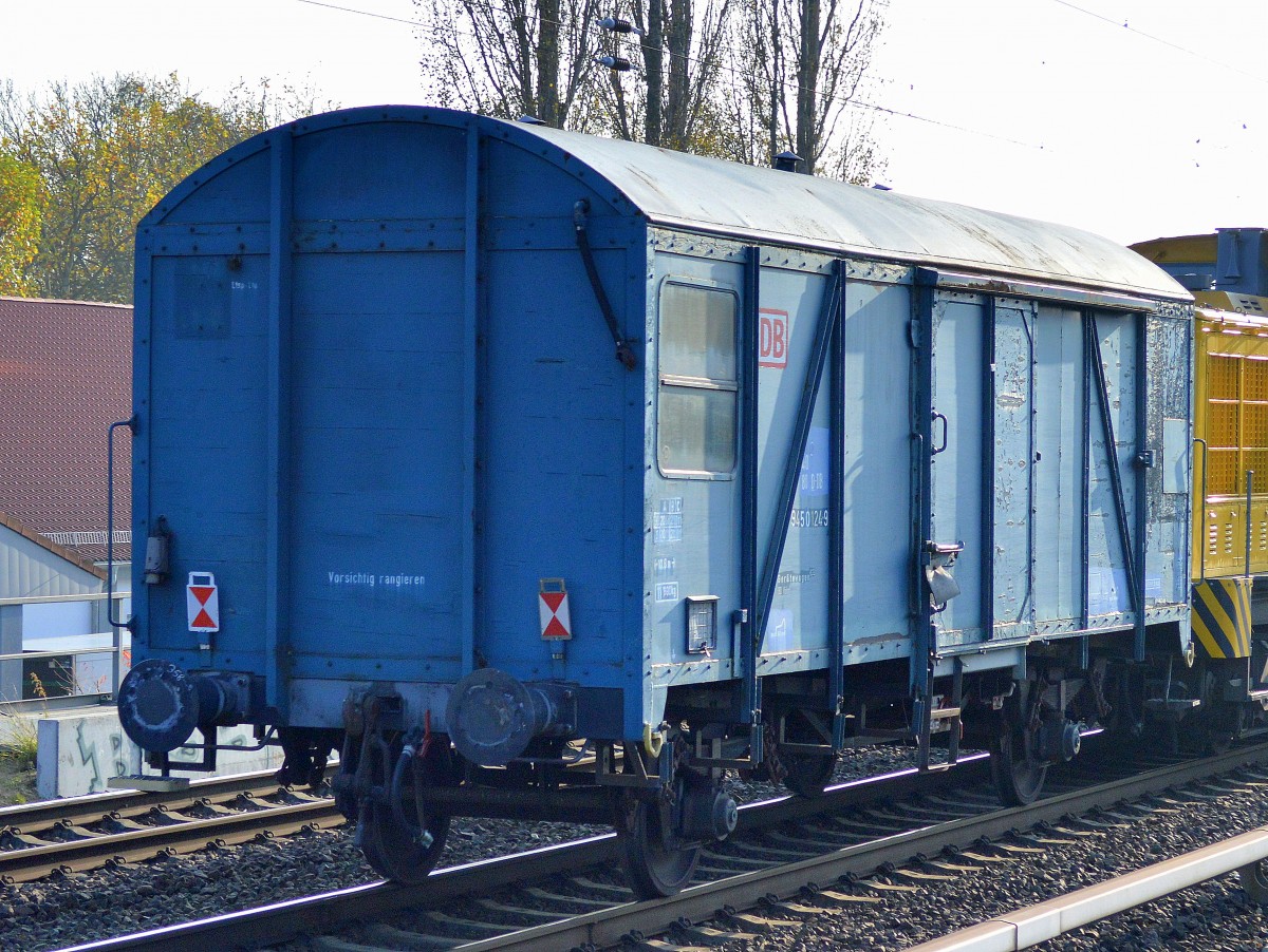 Interessanter DB Bahndienstwagen noch in der alten blauen Farbe damaliger Bahndienstfahrzeuge, ein Gerätewagen 633 mit der Nr. 40 80 D-DB 945 0 124-9 BD Köln laut Recherche wohl im Einsatz als Begleitwagen für die Trafo-Transportwagen 272, ob aktuell immer noch ist mir nicht bekannt, 29.10.14 Berlin-Karow.