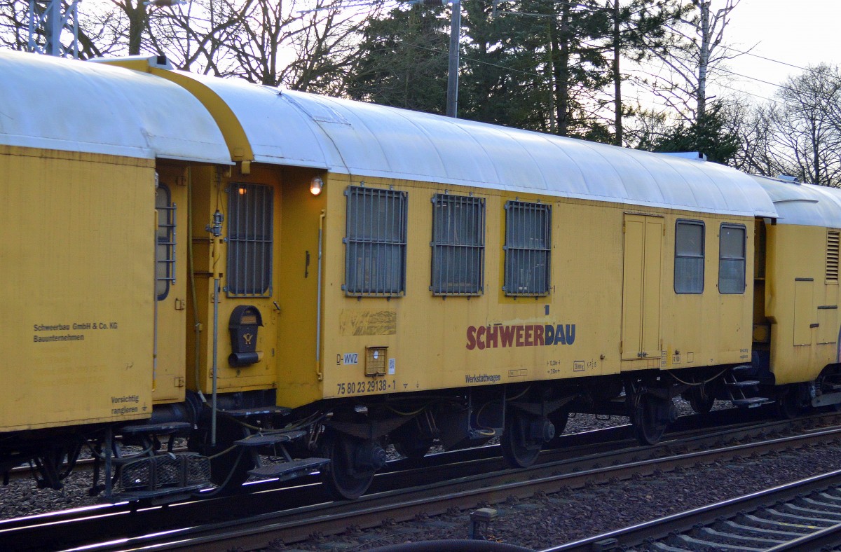 Interessanter dreiachsiger Bahndienstwagen (Werkstattwagen) der Fa. SCHWEERBAU mit der Nr. 75 80 23 29138-1 D-WVZ (Zulassung auf den Waggon-Dienstleister Waggon24 GmbH) in einen Zug bestehend aus diesen Nebenwagen + Fräs- u.Schleifmaschine der Fa. SCHWEERBAU am 23.02.16 Berlin-Hirschgarten.
