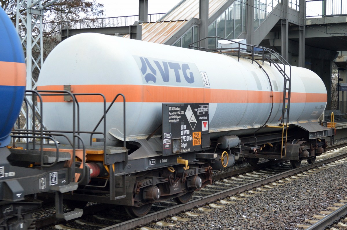 Interessanter Gasdruckkesselwagen vom Einsteller VTG mit der Nr. 33 RIV 80 D-VTGD 7793 005-9 Zafgns Bf.: Maschen-Rbf. (UN-Nr. 268/1079 = Schwefeldioxid) am 25.02.16 Berlin-Hohenschönhausen. 