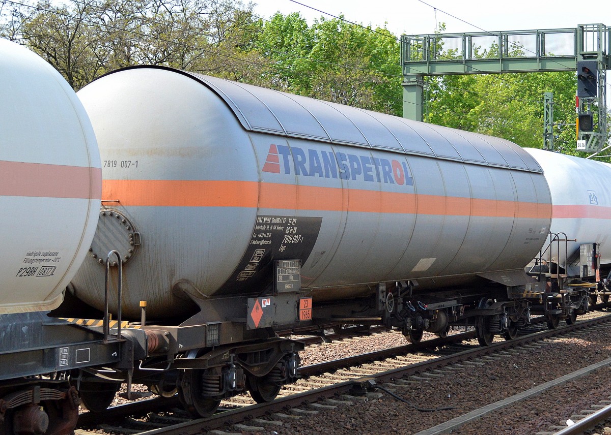 Interessanter Gasdruckkesselwagen mit der Aufschrift/Logo TRANSPETROL der Fa. KURT NITZER GmbH&Co.KG mit der Nr. 37 RIV 80 D-KN 7819 007-1 Zags lt. UN-Nr. 23/1965 f�r den Transport von Propangas am 22.04.14 Berliner Innenring H�he Berlin-Jungfernheide.