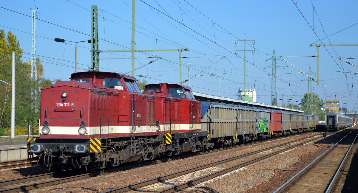 Interessanter Güterzug am Feiertag, die MTEG Doppeltraktion 204 311-5 (202 311-7) + 204 237-2 (202 237-4) mit einem Zug aus Rolldachwagen und Drehgestell-Flachwagen mit Betongleisbohlen bestehend am 03.10.15 Bhf. Flughafen Berlin-Schönefeld.