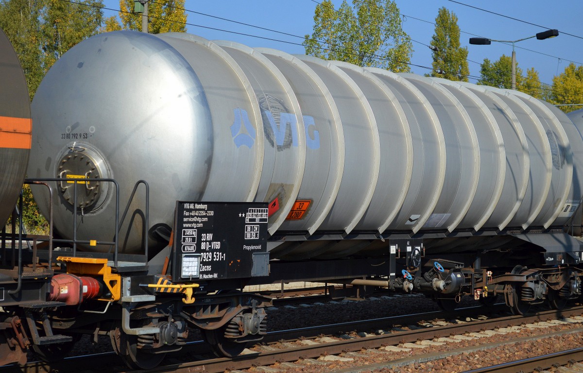 Interessanter Kesselwagen vom Einsteller VTG in Hamburg mit der Nr. 33 RIV 80 D-VTGD 7929 531-1 Zacns Bf.:Maschen-Rbf. (UN-Nr. 33/1280 = Propylenoxid) am 05.10.15 Bhf. Flughafen Berlin-Schönefeld.
