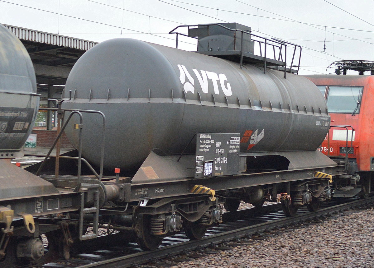 Interessanter Kesselwagen vom Einsteller VTG mit kastenartigem Auffüllstutzen auf dem Kessel mit der Nr. 33 RIV 80 D-VTGD 7975 284-0 Zaces Bf.: Maschen-Rbf. (UN-Nr. 46/1381 = Phosphor weiß oder gelb) in einem gemischten Güterzug am 14.04.16 Bhf. Flughafen Berlin-Schönefeld.