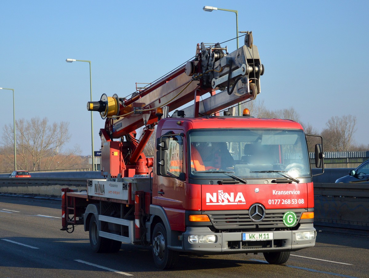 Interessanter kleiner MB Transport LKW Typ? mit kleinem Seilzugkran? als Aufsatz der Fa. NINA GmbH Kranservice am 17.02.16 Berlin-Heinersdorf.