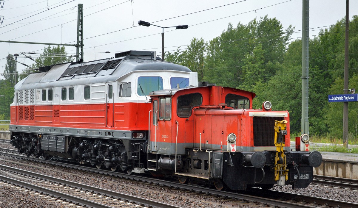 Interessanter Loktransport die kleine Köf 335 006-3 am Haken von EWR 232 309-5 am 14.07.15 im Bhf. Flughafen Berlin-Schönefeld.