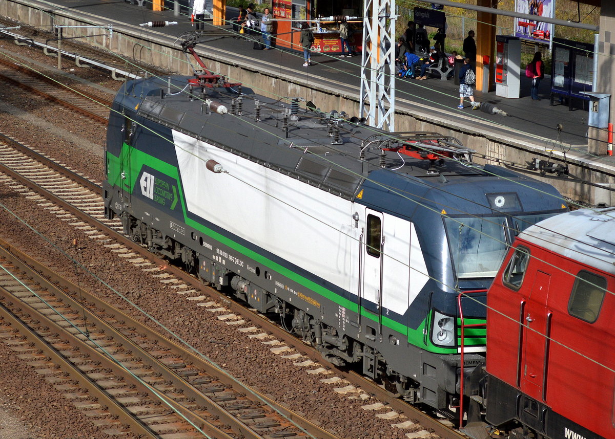 Interessanter Lokzug die ELL Vectron 193 248-2[NVR-Number: 91 80 6193 248-2 D-ELOC, Siemens Bj.2016]  (letzter Mieter SETG) hat die OHE-Cargo Lok 200085 (216 121-4) am Haken am 30.09.16 Berlin-Springpfuhl. 