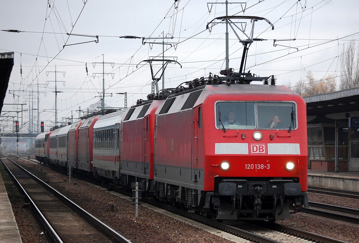 Interessanter PbZ gezogen von Doppeltraktion 120�r, vornedran 120 138-3 + 120 ???-? im ZUg sebst mehrere IC Personenwagen zwei 101�r + eine 115�r, 21.11.13 Durchfahrt Bhf. Flughafen Berlin-Sch�nefeld.  