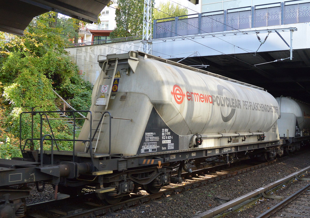 Interessanter Staubgutwagen vom Einsteller ERMEWA SA mit Aufschrift/Firmenlogo  POLYCLEAR PET-FLASCHENROHSTOFF  mit der Nr. 33 RIV 80 D-ERMD 932 6 621-5 Uacns Bf. Maschen Rbf. am 12.10.17 Höhe SChönhauser Allee Berlin.