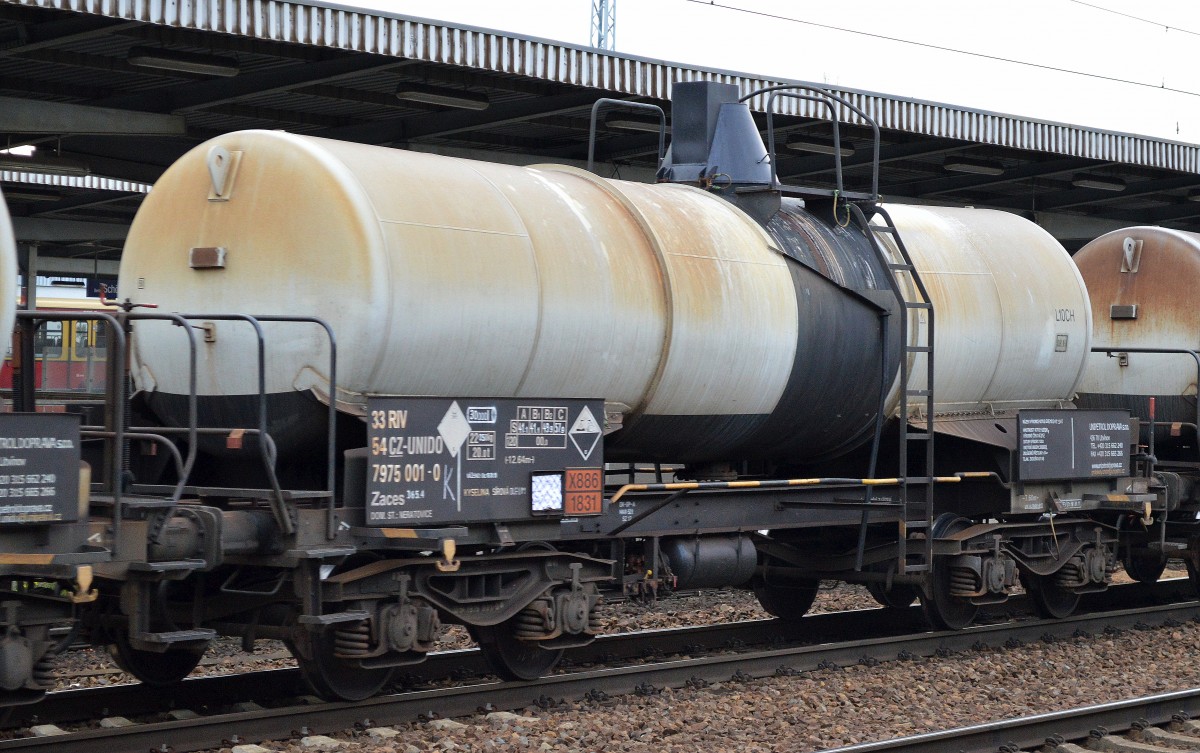 Interessanter tschechischer Kesselwagen mit hohem Auff�llstutzen auf dem Dach der Fa. UNIPETROL DOPRAVA a.s. mit der Nr. 33 RIV 54 CZ UNIDO 7975 001-0 Zaces 365.4 (UN-Nr. X886/1831 = Schefels�ure rauchend) am 13.11.15 Bhf. Flughafen Berlin-Sch�nefeld.
