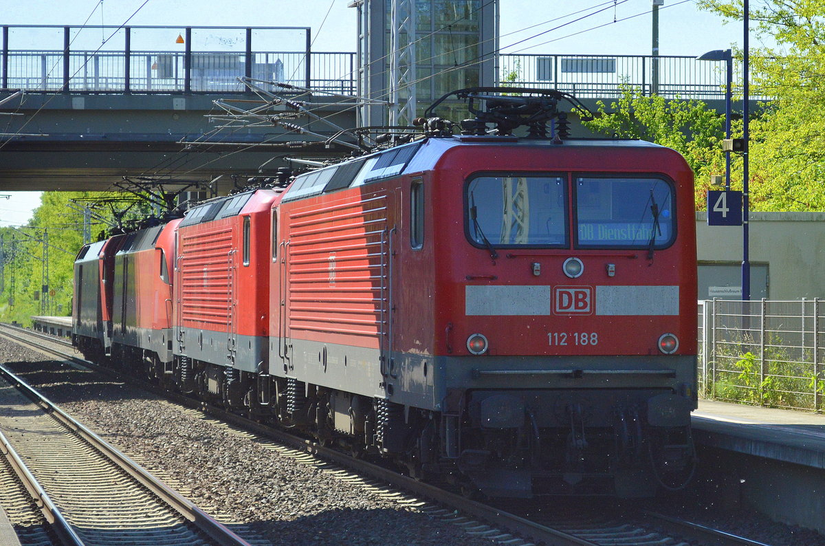 Interessanter ungewöhnlicher Lokzug, 182 020-8 mit 182 023-2 + 112 ???-? + 112 188 am 02.06.17 Durchfahrt Bf. Berlin-Hohenschönhausen.