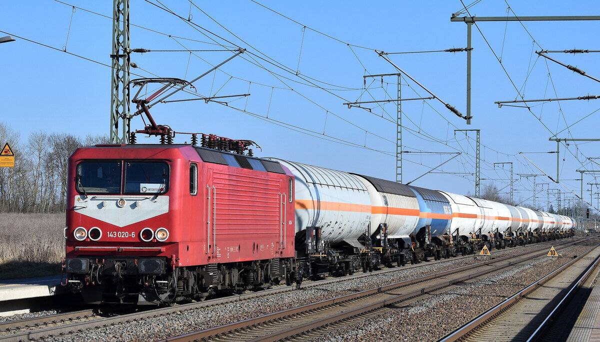 InterTourex GmbH (siehe Scheibe) mit der angemieteten  143 020-6  (NVR:  91 80 6143 020-6 D-SLRS??? ) und einem Ganzzug Gasdruckkesselwagen (Butadiene, stabilisiert, oder Butadiene, und Kohlenwasserstoff, Gemisch, stabilisiert, mit mehr als 20 % Butadienen siehe UN-Nr. 239/1010) am 20.03.25 Höhe Bahnhof Rodleben.