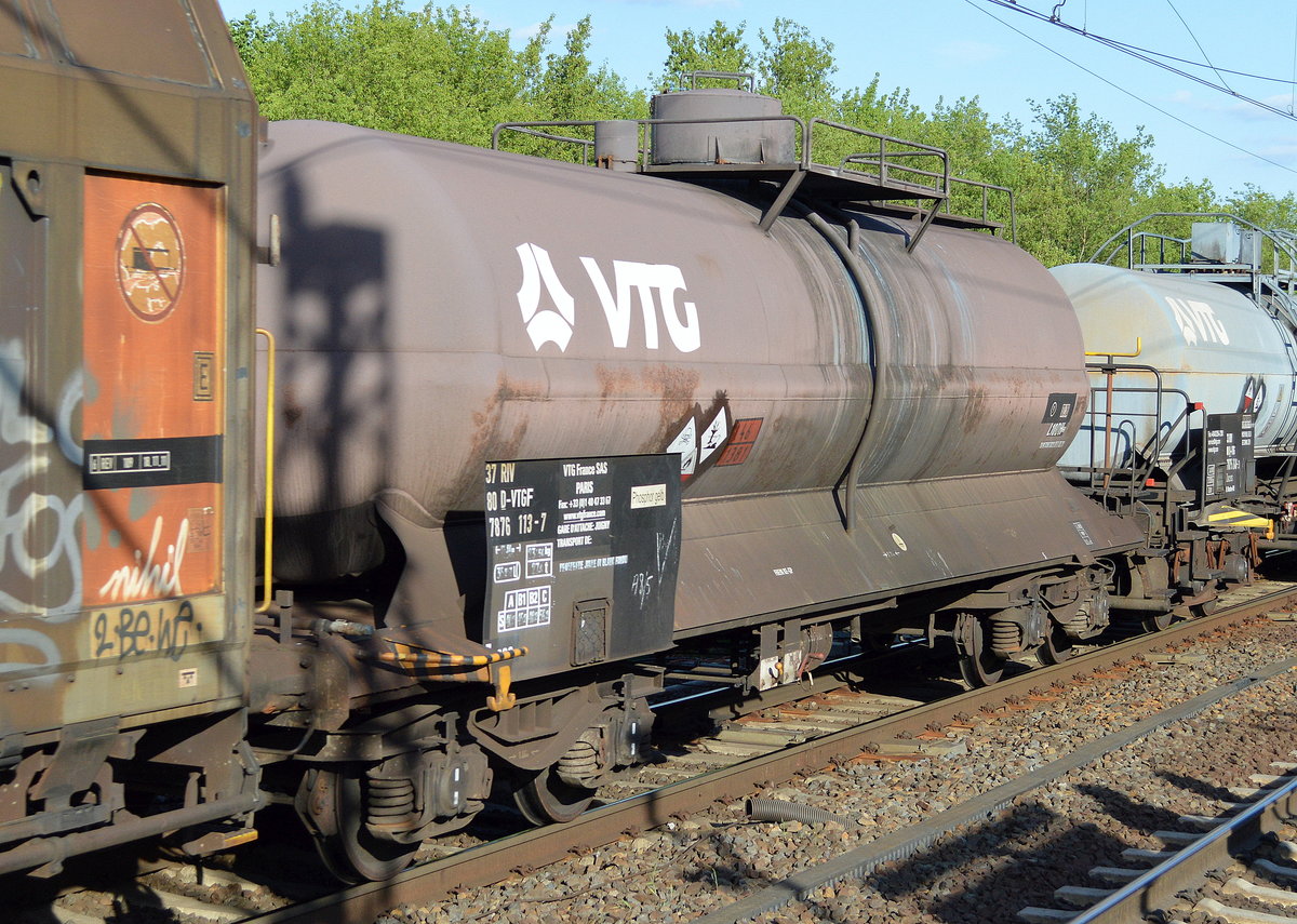 Intressanter älterer Kesselwagen vom Einsteller VTG France SAS mit deutscher Registrierung mit der Nr. 37 RIV 80 D-VTGF 7876 113-7 (UN-Nr.: 64/1381 = Phosphor, gelb) am 31.05.17 Berlin-Hohenschönhausen.