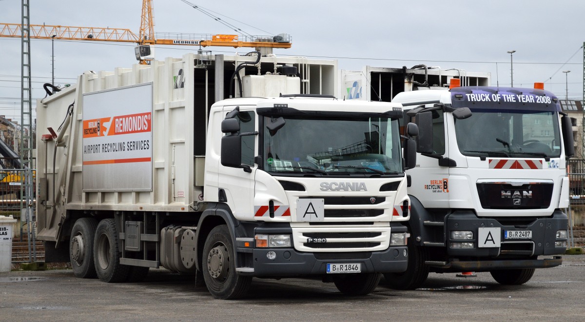 Inzwischen in enger Kooperation in Berlin tätig die Firmen REMONDIS/Berlin Recycling mit eigenen Müllentsorgungsfahrzeugen, im Vordergrund ein SCANIA P 320 und daneben ein MAN TGS am 09.01.15 Berlin-Westhafen