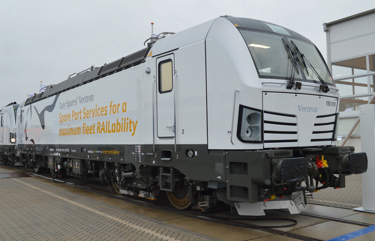 Inzwischen nun doch äußerst erfolgreich ist Siemens mit ihrer BR 193 Vectron AC auf dem europäischen Markt gegen die mächtige Bombardier TRAXX Flotte angetreten, es liegen wohl weiterhin Aufträge von MRCE u.a. vor, darum wird hier auch die 193 970 (91 80 6193 970-1 D-PCW) präsentiert, 26.09.14 Inno Trans 2014