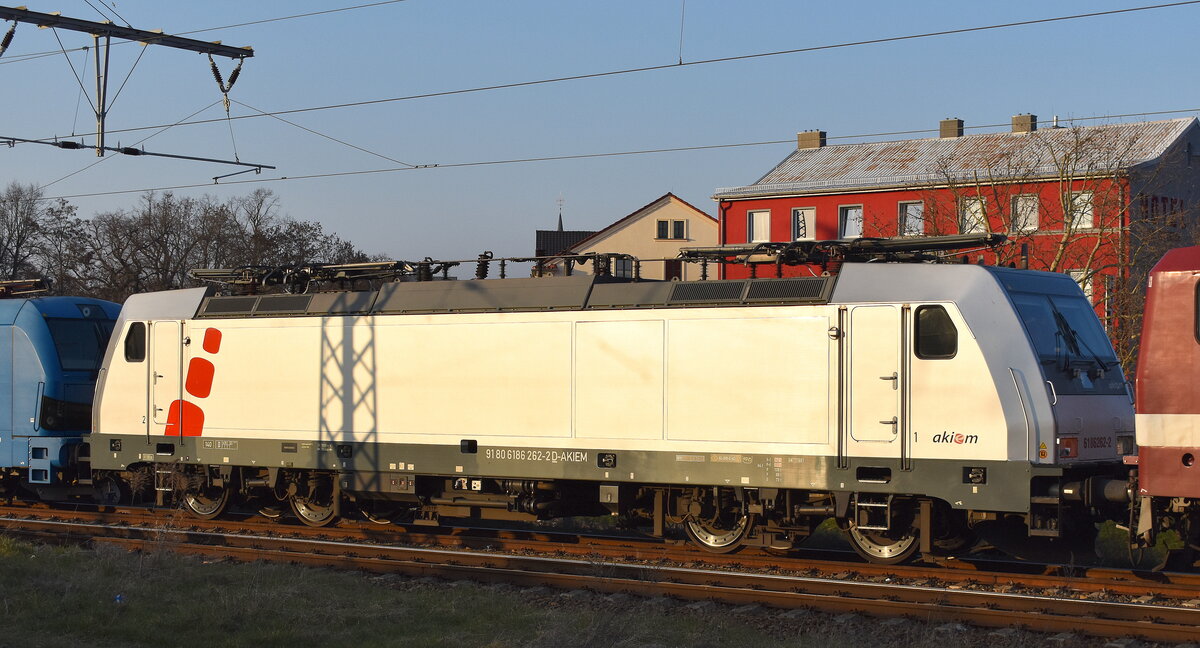 Inzwischen wohl auch von DeltaRail GmbH, Frankfurt (Oder) angemietet, die Akiem Lok   186 262-2  [NVR-Nummer: 91 80 6186 262-2 D-AKIEM] in der DELTA Abstellgruppe am Bahnhof Frankfurt (Oder), 22.03.25