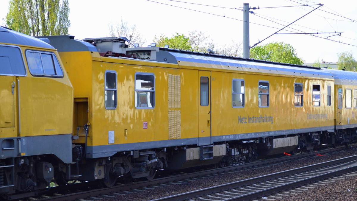 Ist mir meistens bisher gar nicht aufgefallen, hier sieht man ganz gut wie der Schienenprüfzug der DB Netz arbeitet, der Wagen D-DB 99 80 93-60 005-9 Fahrwegmessung tastet mit dem Laserstrahl den Profilraum der Gleisanlagen ab, 29.04.15 Berlin-Pankow.