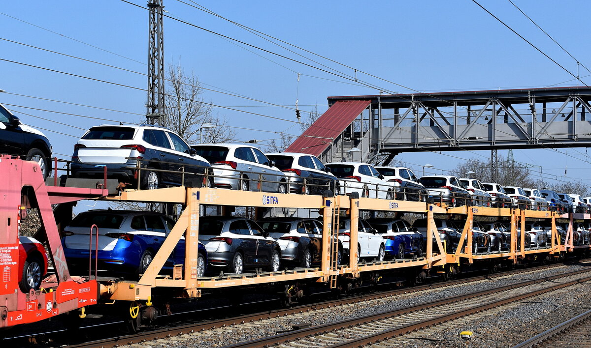 Italienische Wageneinheit für den Kfz-Transport vom Einsteller SITFA S.p.A. mit der Nr. 23 RIV 83 I-SITFA 4364 831-1 Laaes (fabrikneue SKODA-Modelle) in einem PKW-Transportzug am 02.04.25 Höhe Bahnhof Saarmund.