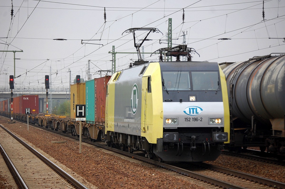 ITL 152 196-2 mit Containerzug bei der Durchfahrt im Bhf. Flughafen Berlin-Sch�nefeld, 09.10.13