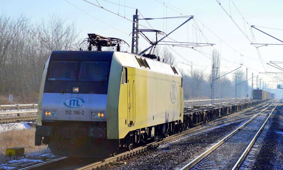 ITL 152 196-2 mit fast leerem Containerzug am 22.01.16 Berlin-Hohenschönhausen.