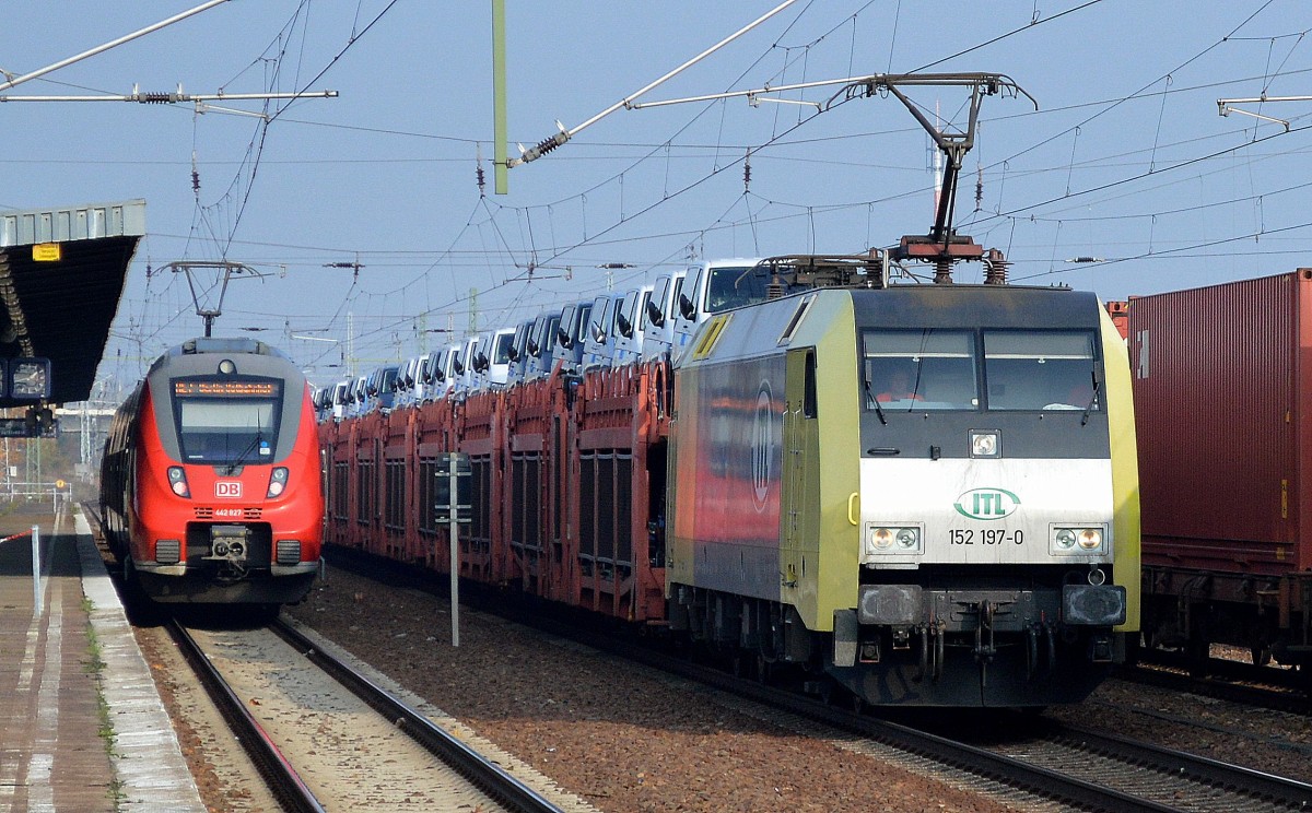 ITL 152 197-0 mit einem PKW-Transportzug VW-Nutzfahrzeuge am 29.10.15 Durchfahrt Bhf. Flughafen Berlin-Schönefeld.