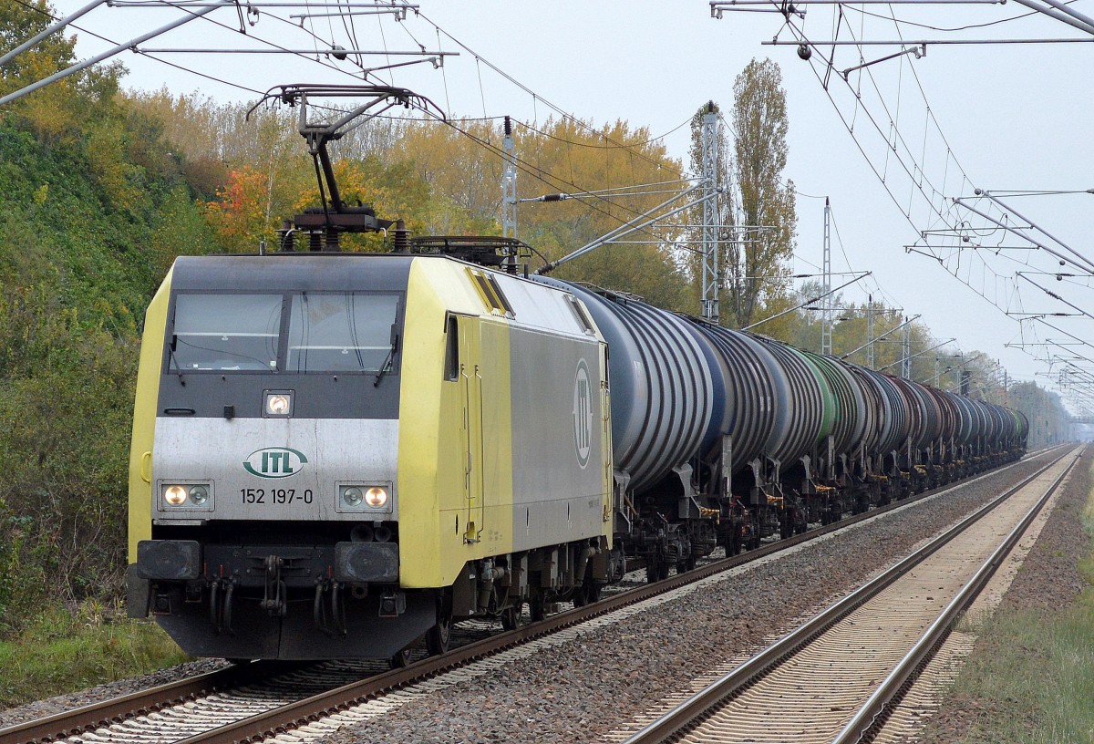 ITL 152 197-0 mit Kesselwagenzug am 13.10.14 Berlin-Hohenschönhausen.
