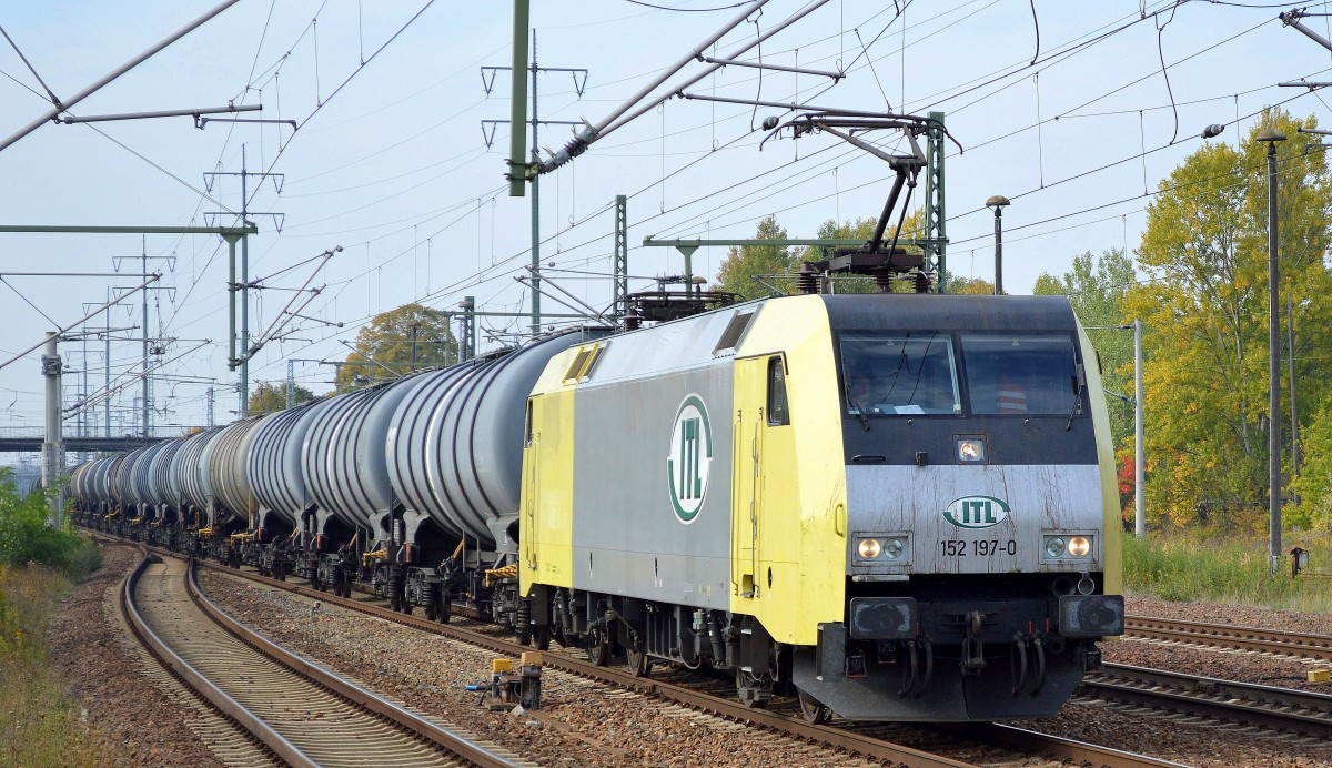 ITL 152 197-0 mit Kesselwagenzug am 04.10.15 Durchfahrt Bhf. Flughafen Berlin-Schönefeld.