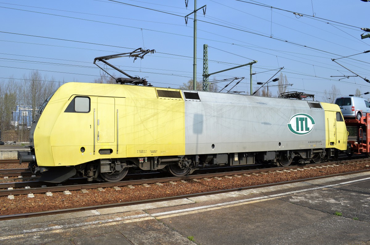 ITL 152 197-2 pausiert mit einem PKW-Transportzug mit fabrikneuen VW Caddy im Bhf. Flughafen Berlin-Schönfeld, 01.04.14