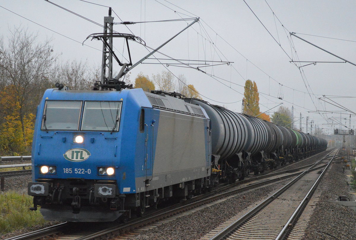 ITL 185 522-0 mit Kesselwagenzug (leer) Richtung Stendell am 31.10.16 Berlin-Hohenschönhausen.